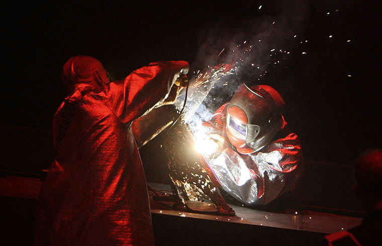 Gahr Performance - Dramatic welding and grinding